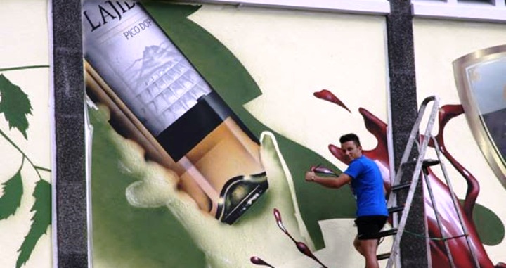 Djervy trabalhando no mural "Nascentes e Lava".
