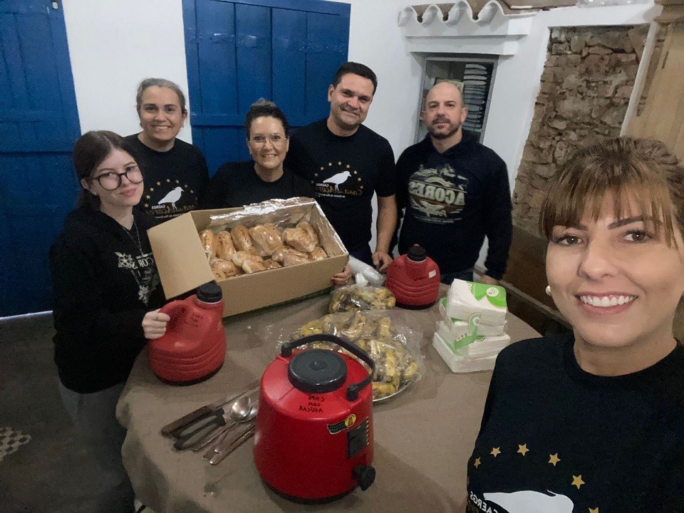 “Drive Thru do Brinquedo Solidário” é liderado pela Casa dos Açores do Rio Grande do Sul e possibilita aos jovens envolverem-se em atividades lúdicas no período de caos após as enchentes.